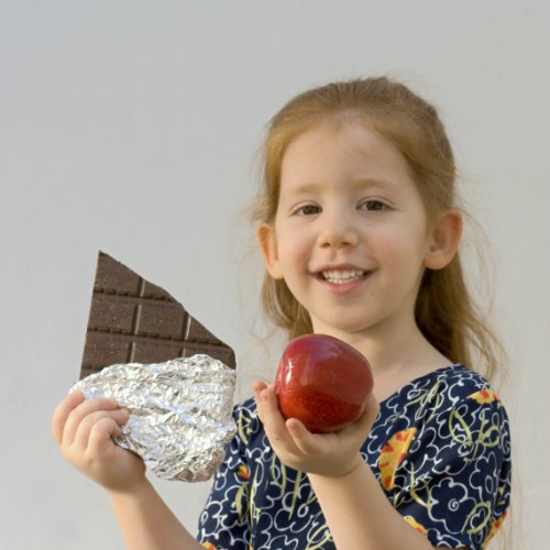 NUTRIADAPT Aby vaše děti o prázdninách zbytečně nepřibraly DÍVKA ČOKOLÁDA JABLKO